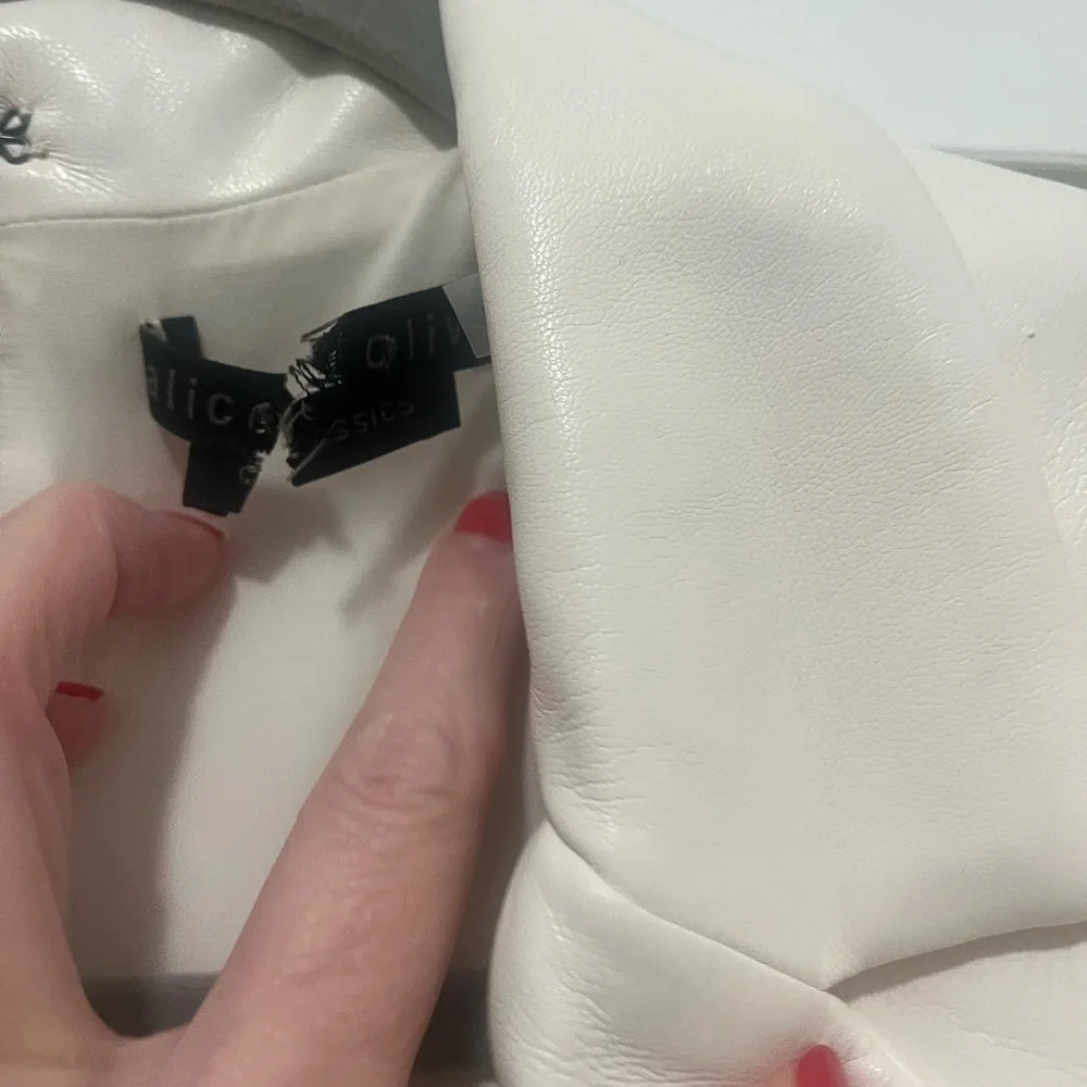 Alice + Olivia Kyrie Tuxedo Skort
Romper - Picture 12 of 16